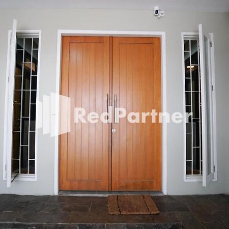 Tomang Gelong Guest House Syariah Mitra Reddoorz Джакарта Экстерьер фото