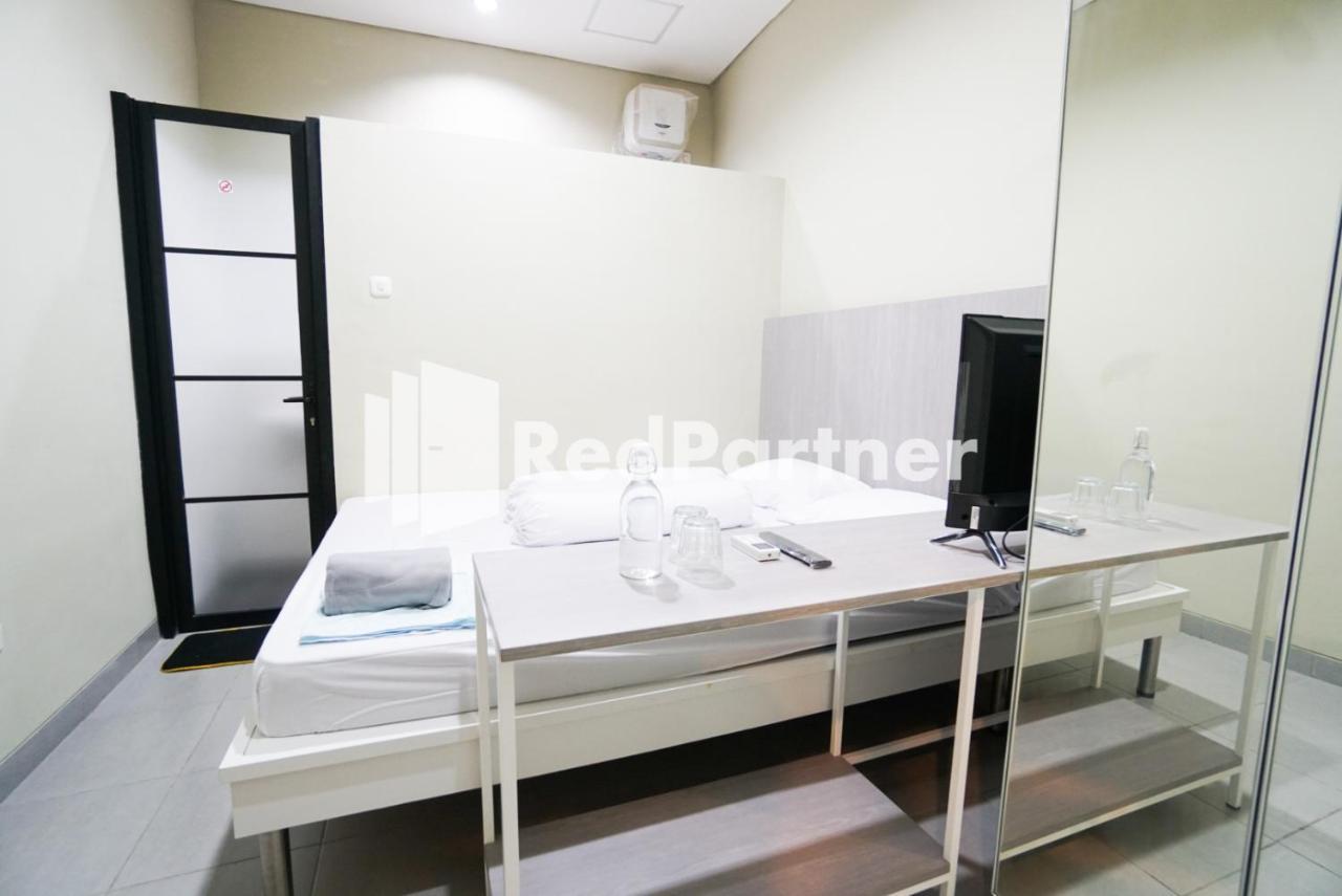 Tomang Gelong Guest House Syariah Mitra Reddoorz Джакарта Экстерьер фото