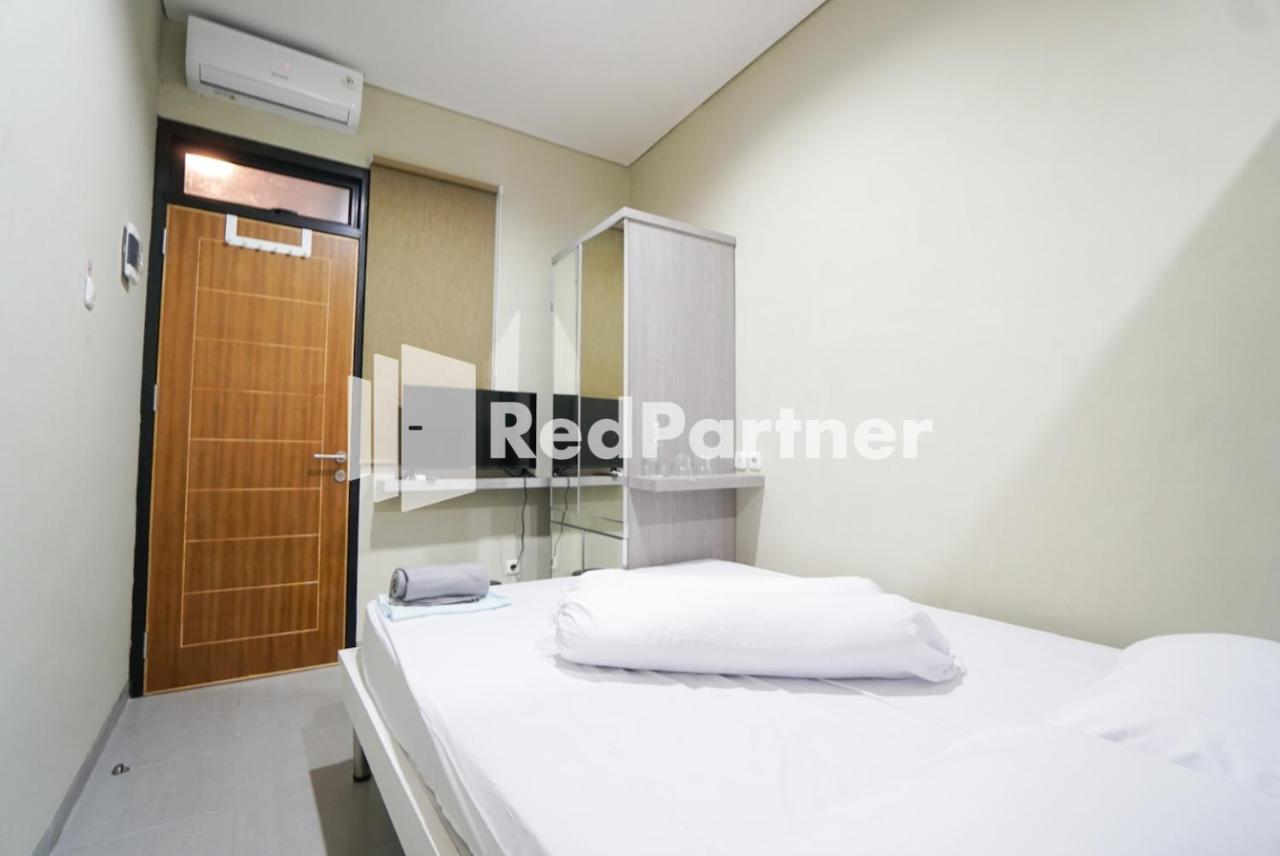 Tomang Gelong Guest House Syariah Mitra Reddoorz Джакарта Экстерьер фото