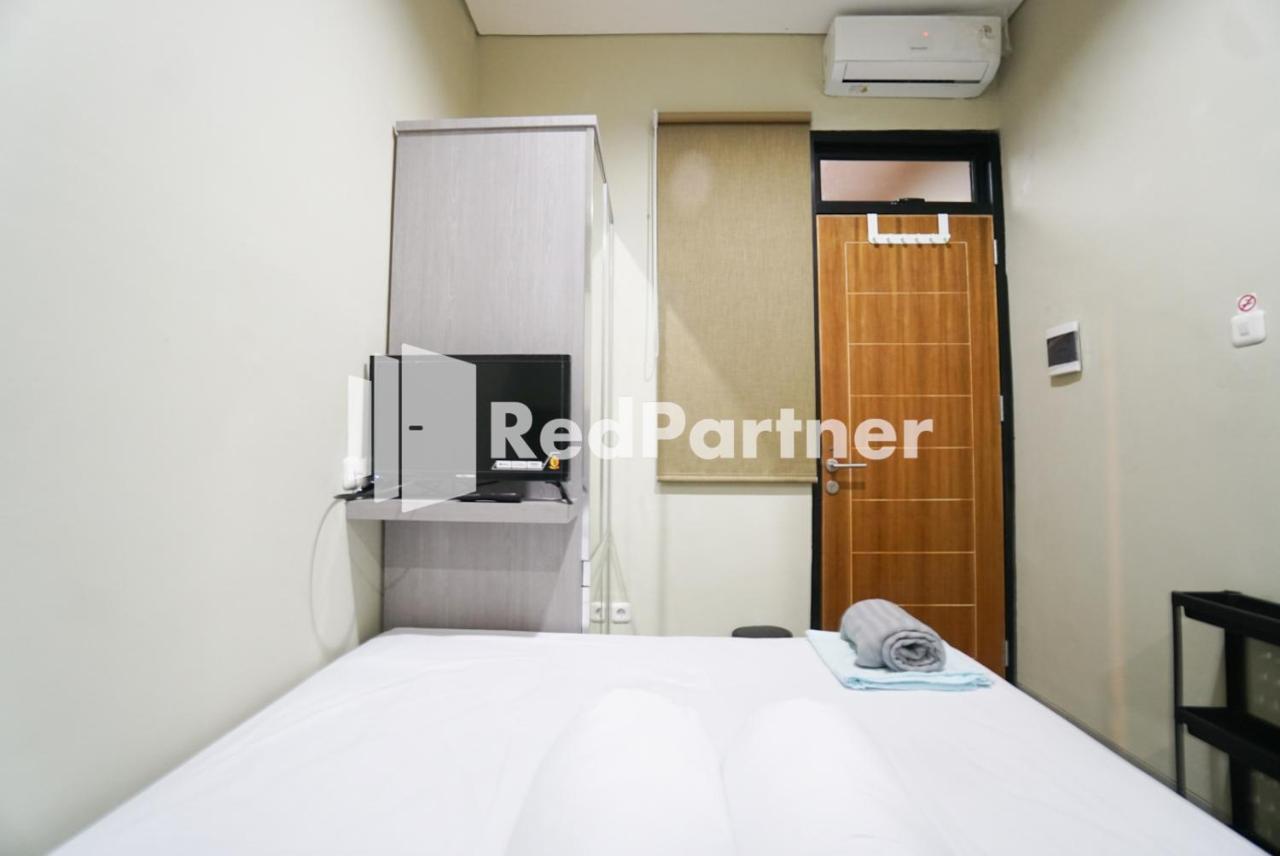 Tomang Gelong Guest House Syariah Mitra Reddoorz Джакарта Экстерьер фото