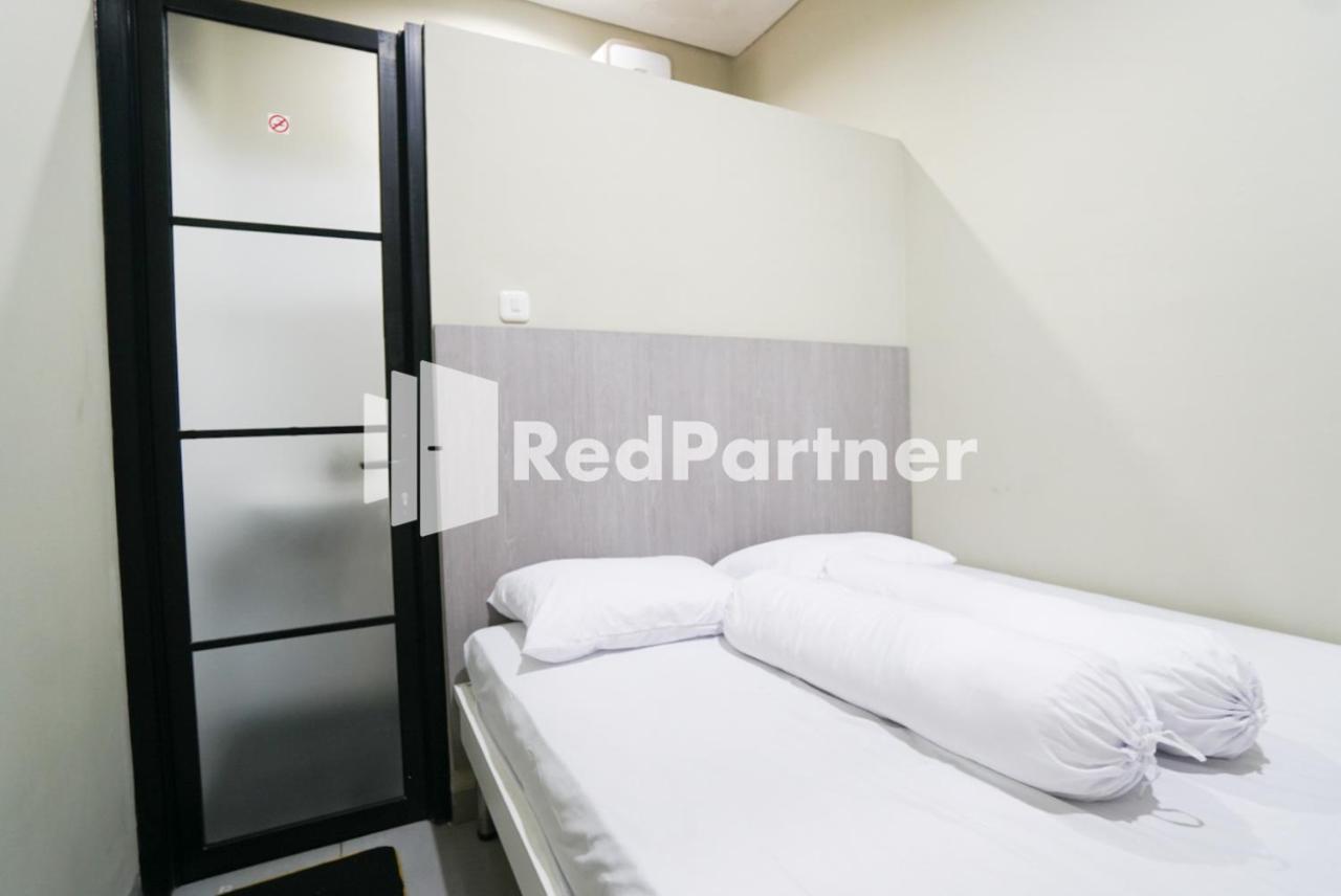 Tomang Gelong Guest House Syariah Mitra Reddoorz Джакарта Экстерьер фото