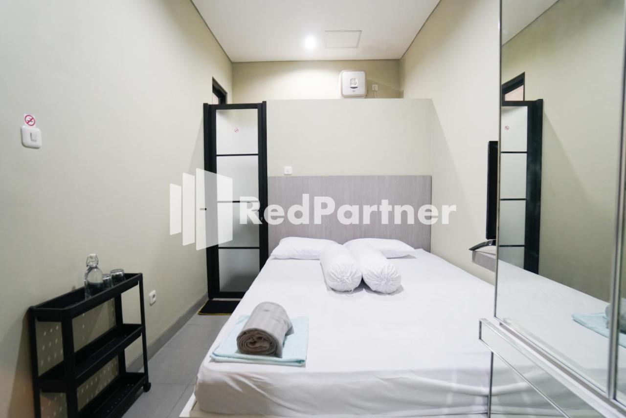 Tomang Gelong Guest House Syariah Mitra Reddoorz Джакарта Экстерьер фото