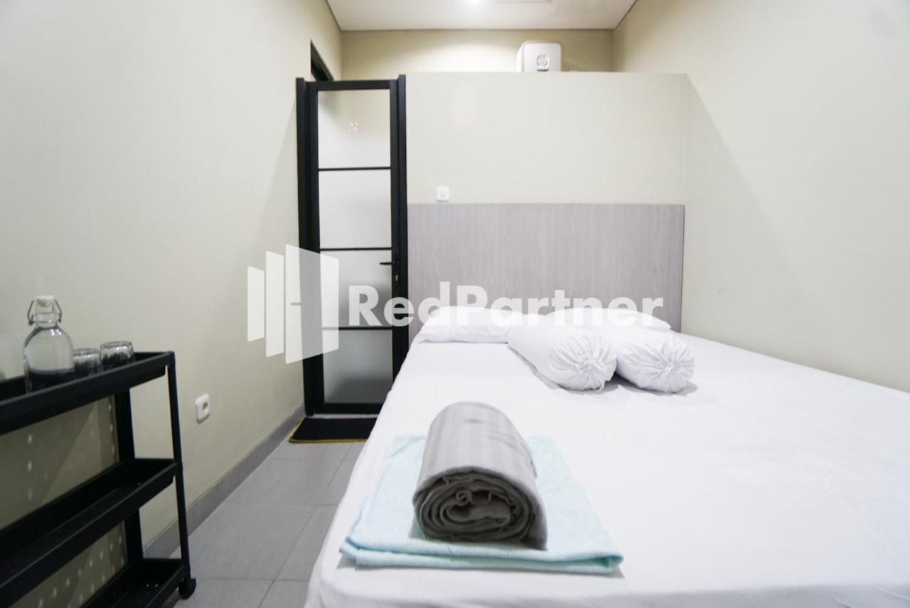 Tomang Gelong Guest House Syariah Mitra Reddoorz Джакарта Экстерьер фото