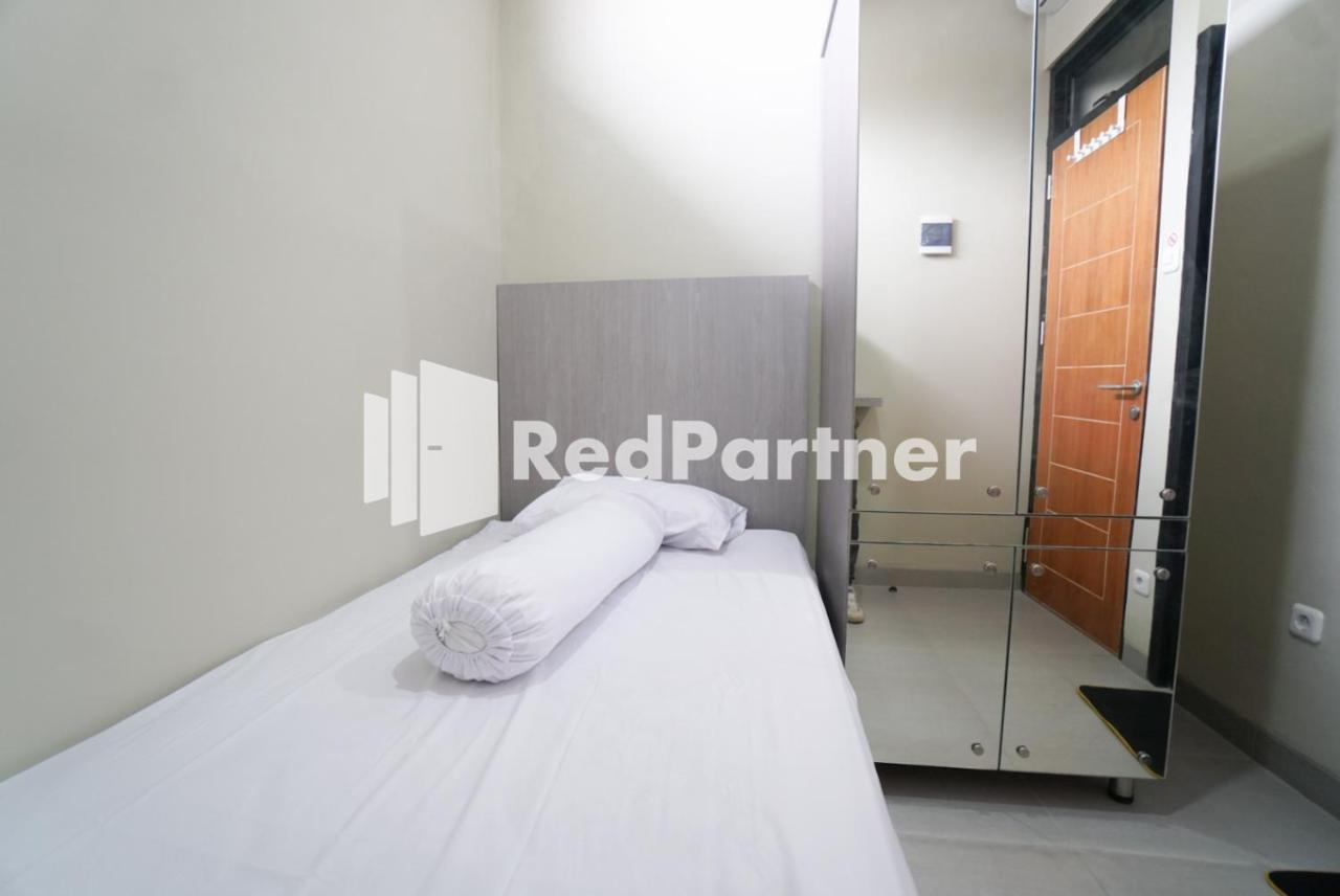 Tomang Gelong Guest House Syariah Mitra Reddoorz Джакарта Экстерьер фото
