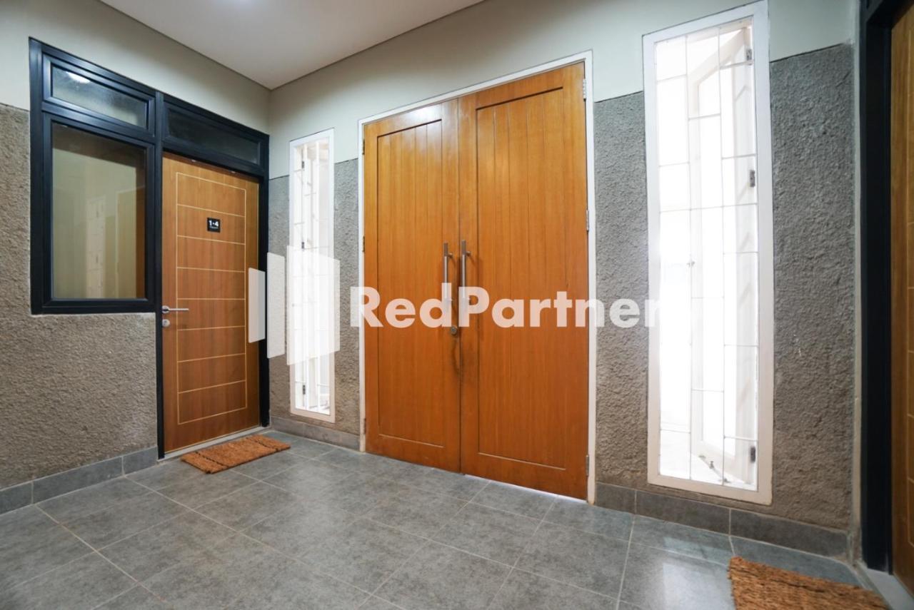 Tomang Gelong Guest House Syariah Mitra Reddoorz Джакарта Экстерьер фото