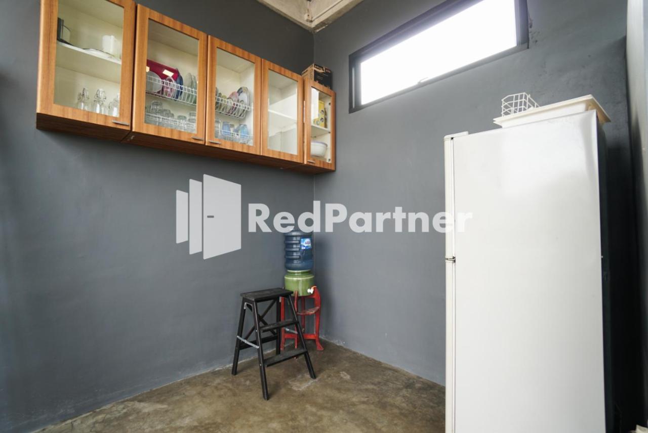 Tomang Gelong Guest House Syariah Mitra Reddoorz Джакарта Экстерьер фото