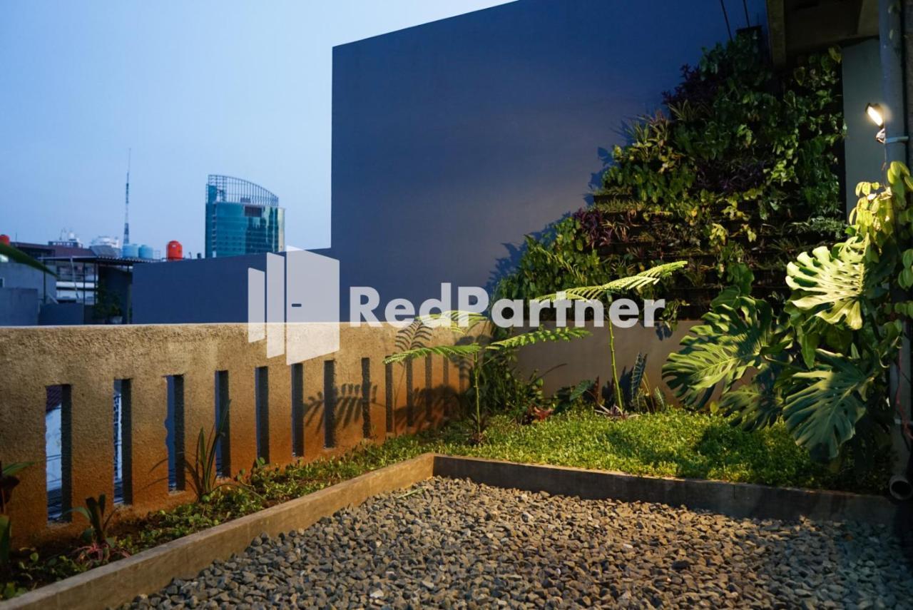 Tomang Gelong Guest House Syariah Mitra Reddoorz Джакарта Экстерьер фото