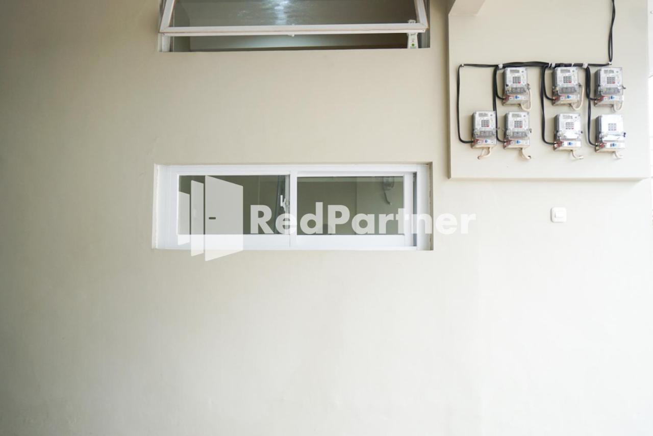 Tomang Gelong Guest House Syariah Mitra Reddoorz Джакарта Экстерьер фото
