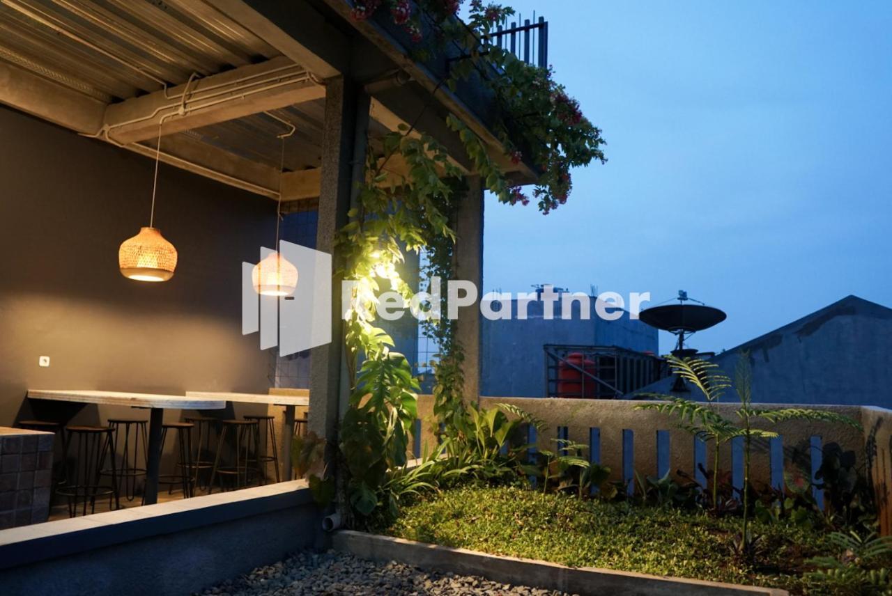 Tomang Gelong Guest House Syariah Mitra Reddoorz Джакарта Экстерьер фото