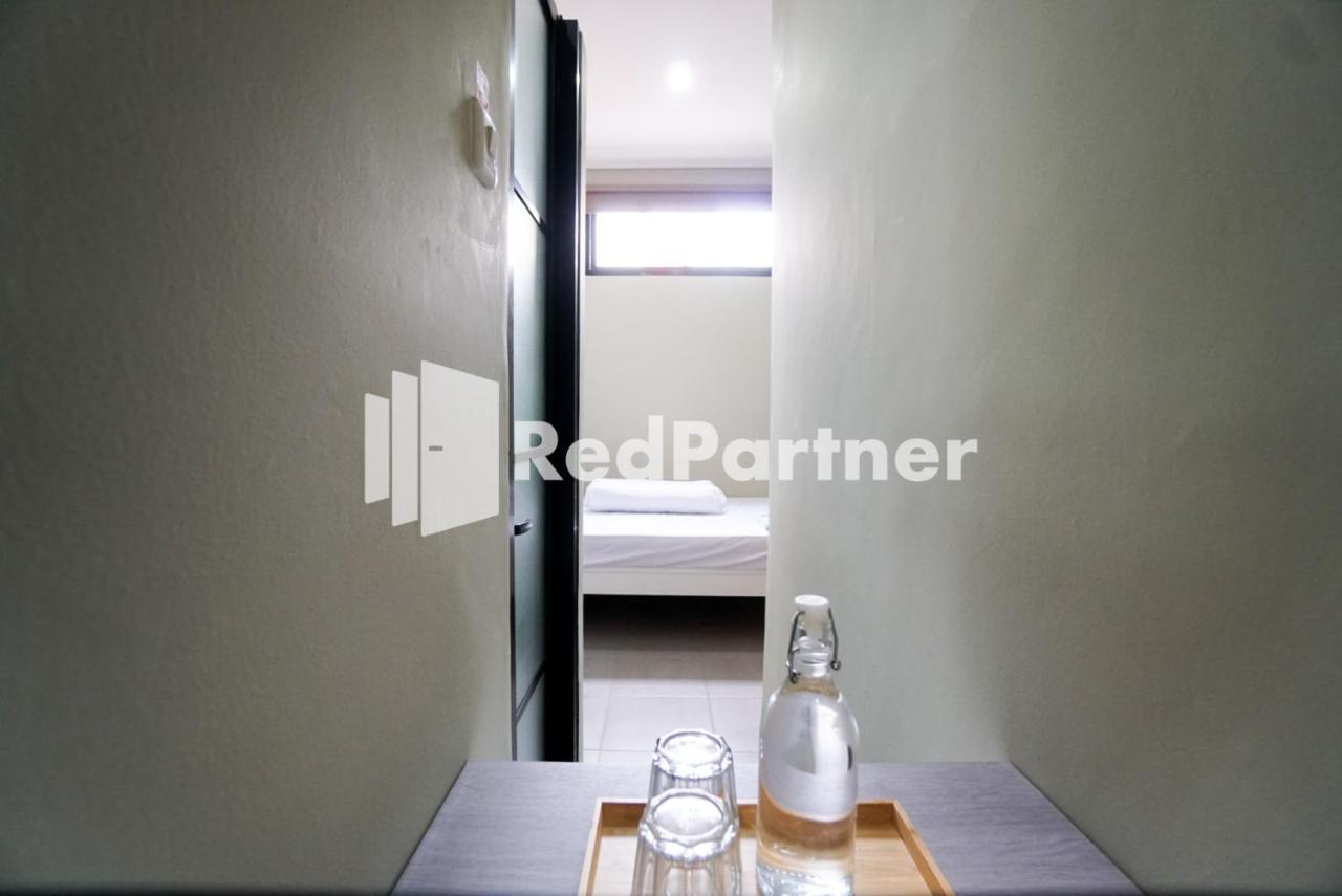Tomang Gelong Guest House Syariah Mitra Reddoorz Джакарта Экстерьер фото