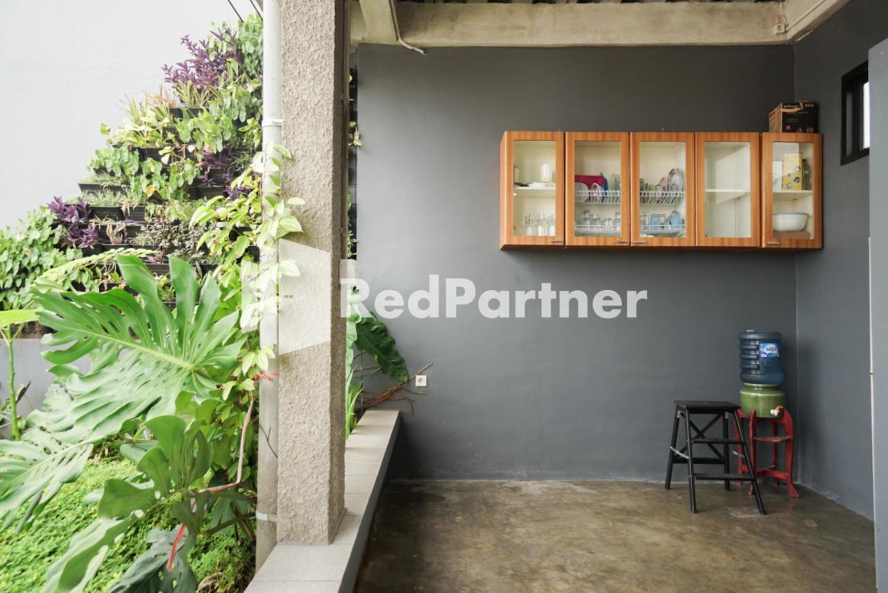 Tomang Gelong Guest House Syariah Mitra Reddoorz Джакарта Экстерьер фото