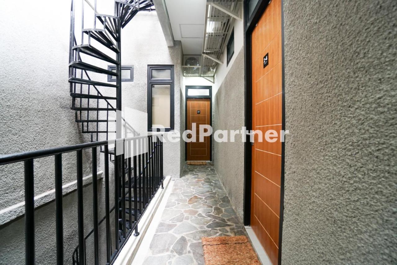 Tomang Gelong Guest House Syariah Mitra Reddoorz Джакарта Экстерьер фото