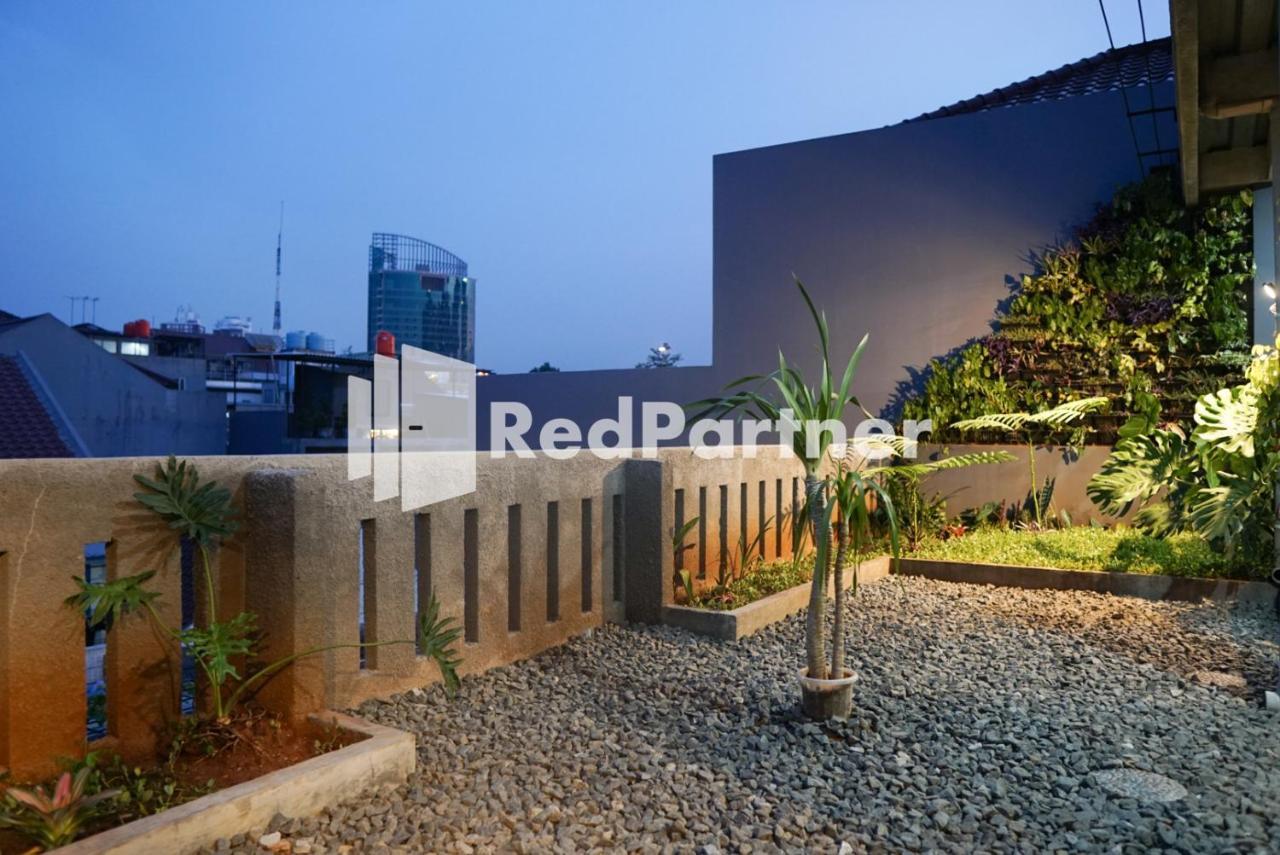 Tomang Gelong Guest House Syariah Mitra Reddoorz Джакарта Экстерьер фото