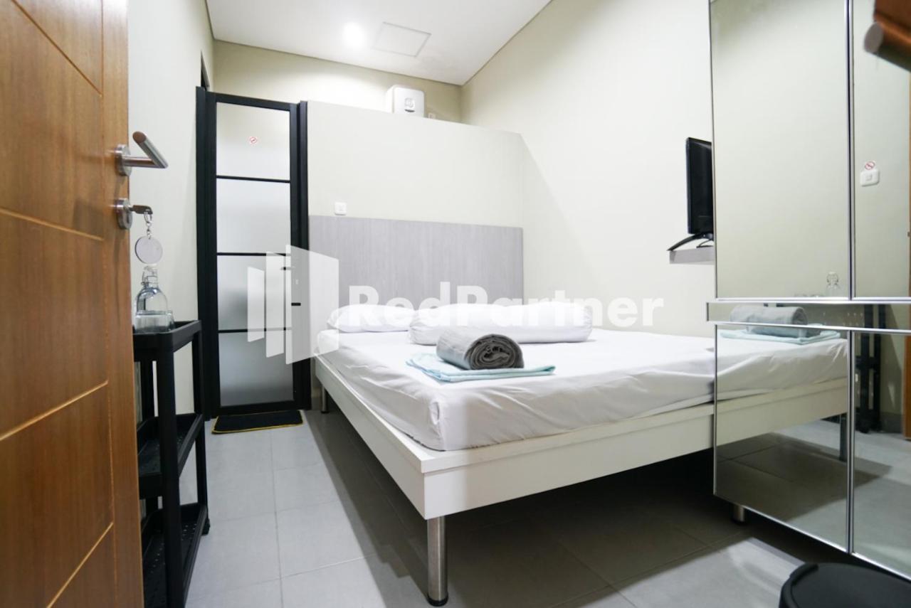Tomang Gelong Guest House Syariah Mitra Reddoorz Джакарта Экстерьер фото