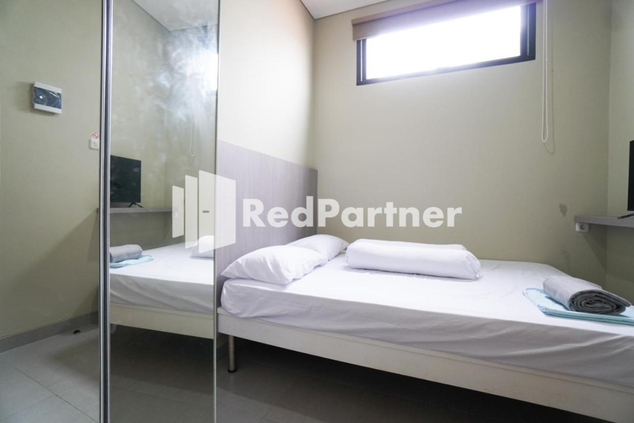 Tomang Gelong Guest House Syariah Mitra Reddoorz Джакарта Экстерьер фото