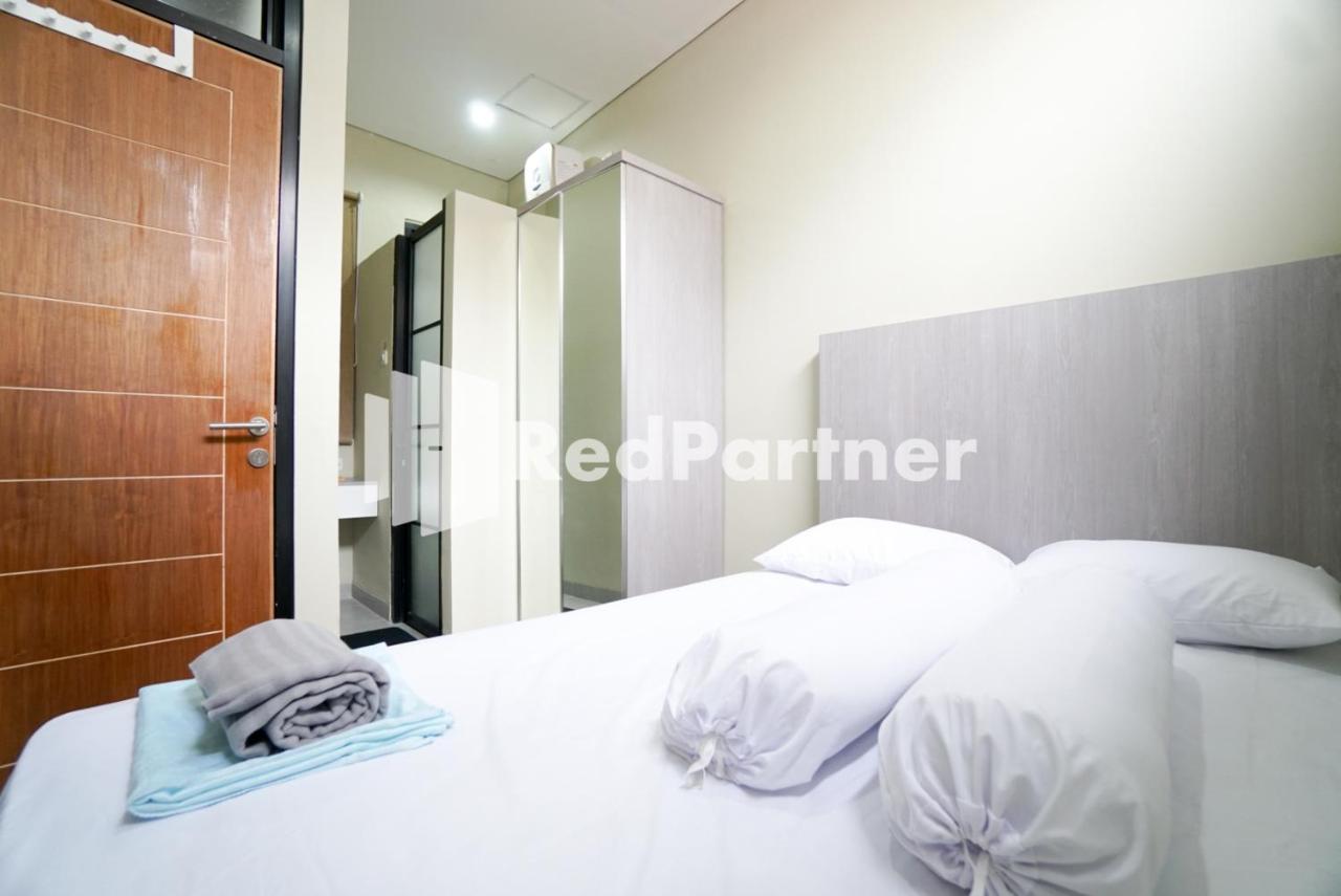 Tomang Gelong Guest House Syariah Mitra Reddoorz Джакарта Экстерьер фото