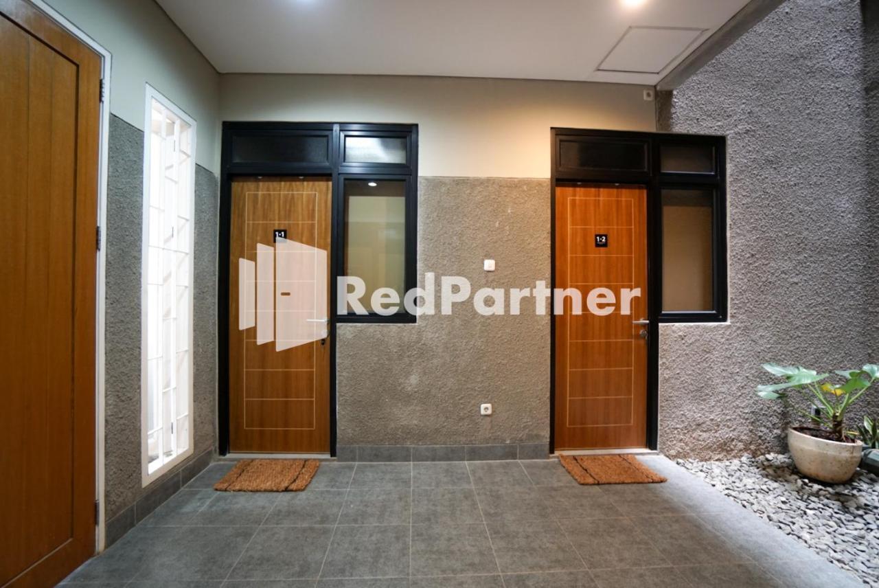 Tomang Gelong Guest House Syariah Mitra Reddoorz Джакарта Экстерьер фото