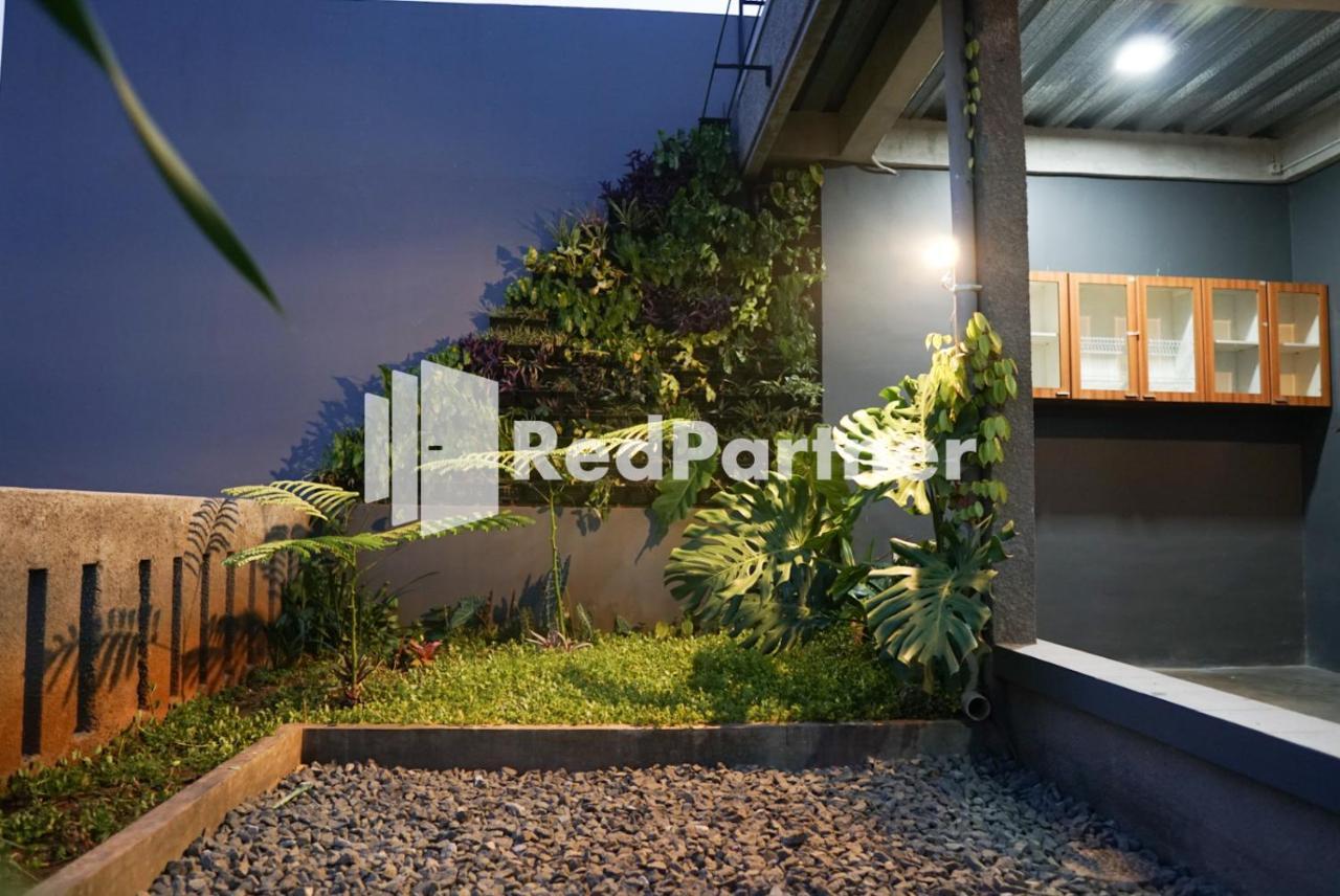 Tomang Gelong Guest House Syariah Mitra Reddoorz Джакарта Экстерьер фото