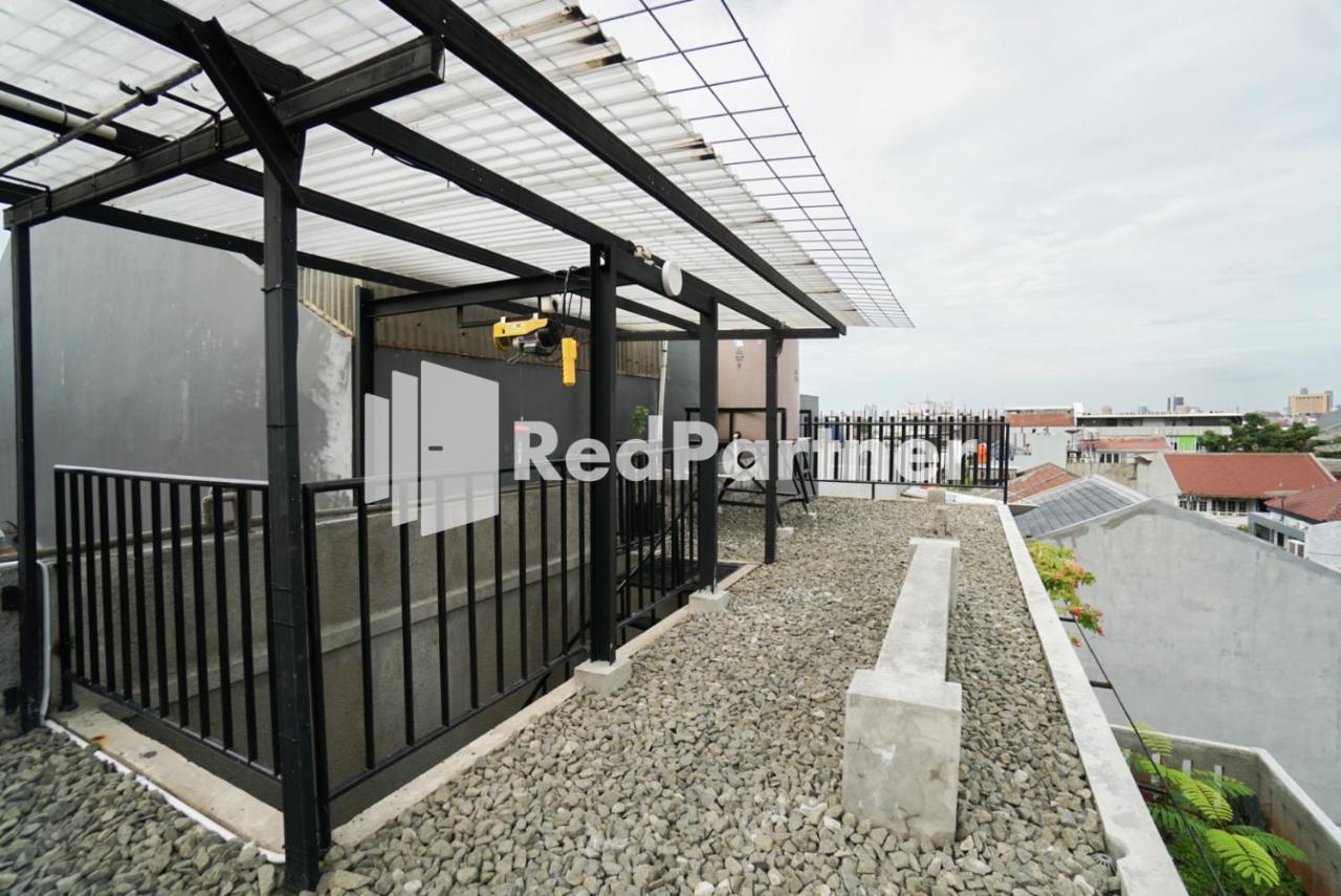 Tomang Gelong Guest House Syariah Mitra Reddoorz Джакарта Экстерьер фото