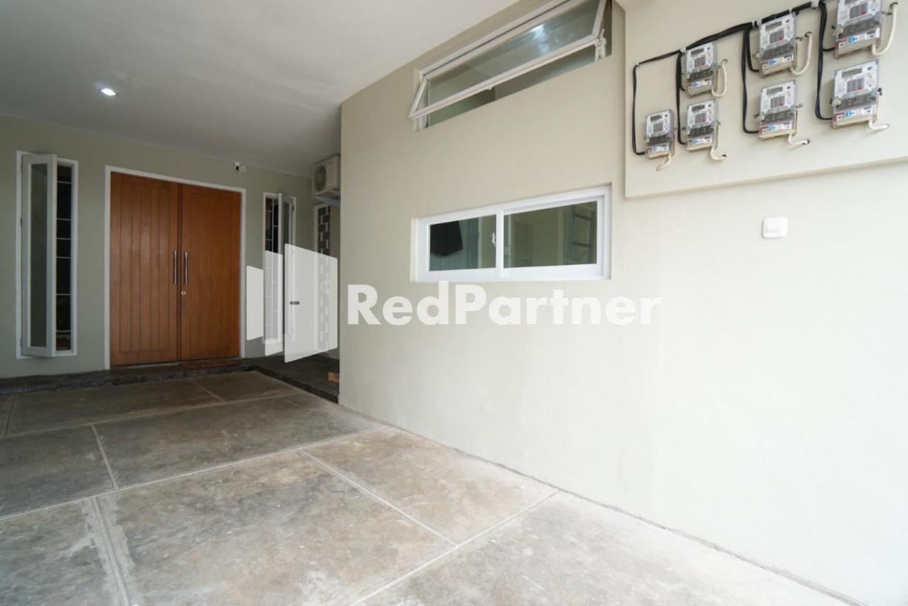 Tomang Gelong Guest House Syariah Mitra Reddoorz Джакарта Экстерьер фото
