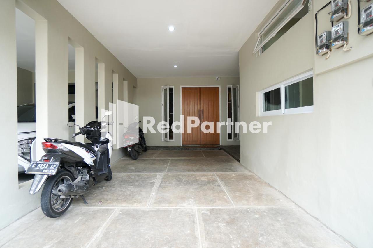 Tomang Gelong Guest House Syariah Mitra Reddoorz Джакарта Экстерьер фото