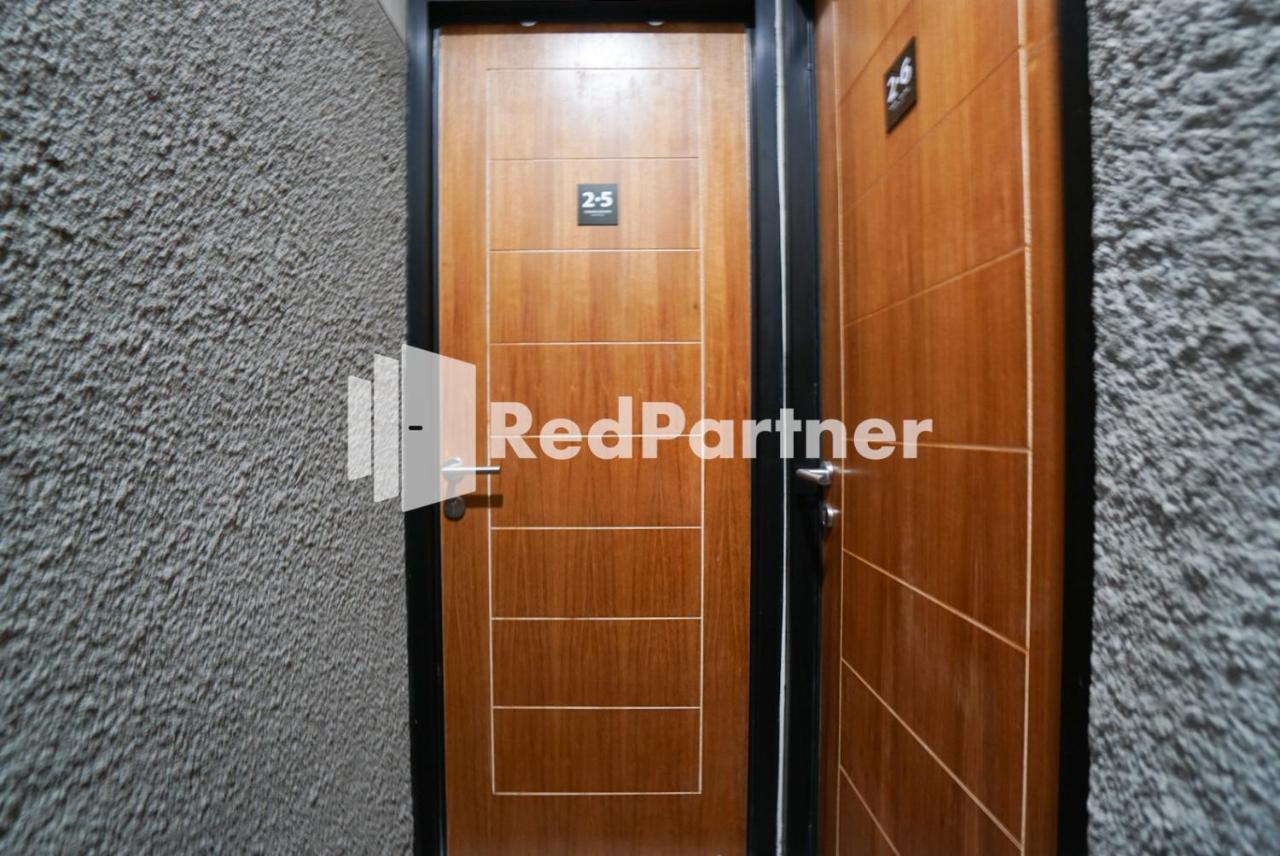 Tomang Gelong Guest House Syariah Mitra Reddoorz Джакарта Экстерьер фото