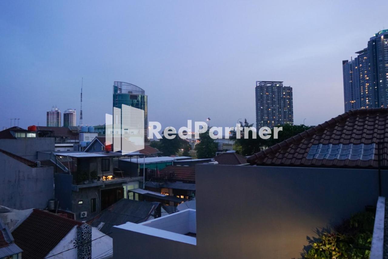 Tomang Gelong Guest House Syariah Mitra Reddoorz Джакарта Экстерьер фото